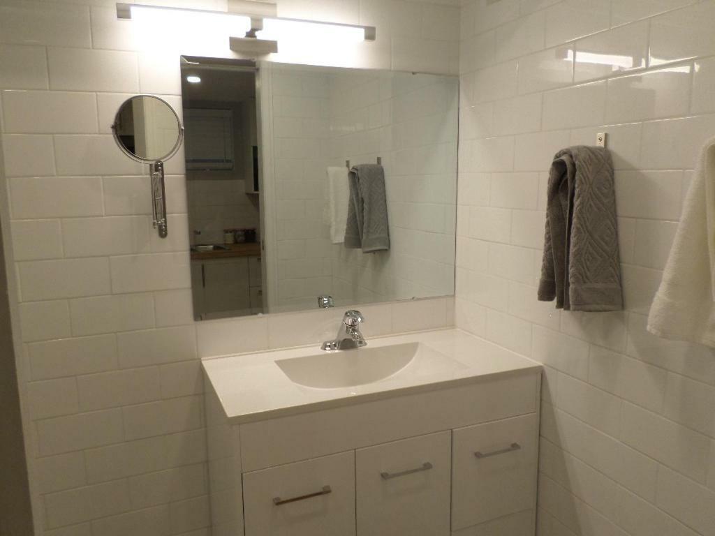 Fantastic And Modern Downtown 1-Bed Basement Apt., Parking Wi-Fi And Netflix Included 오타와 외부 사진